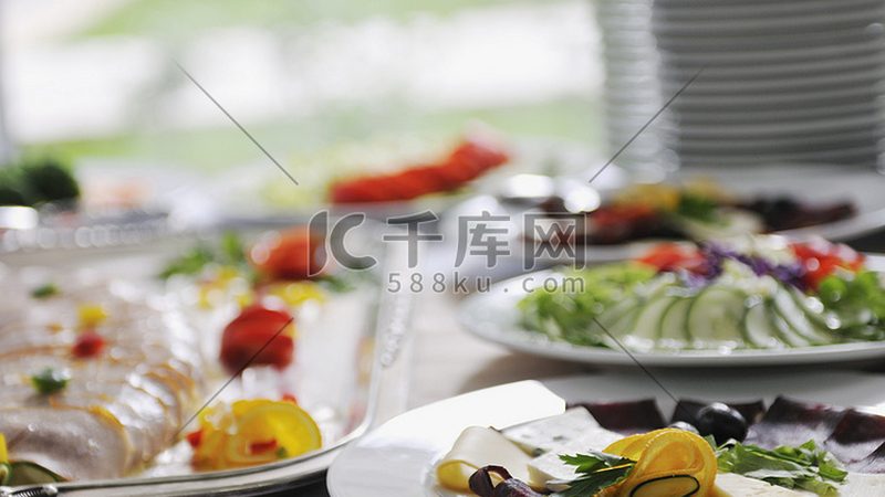 配料表是了解烘焙原料成分的重要途径。在配料表中，应关注以下内容：