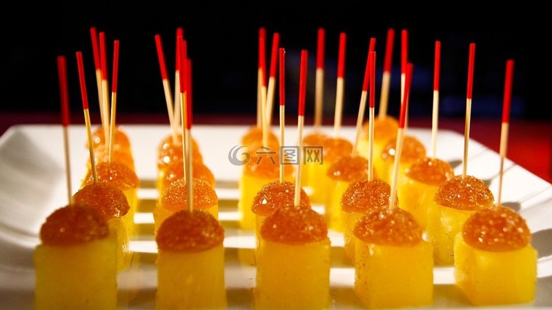 一手货源指的是直接从生产厂家或品牌方获取的货源，具有以下优势：
